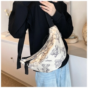 Detailansicht der beigen Halbmondtasche mit Teddybär-Print und verstellbarem Gurt