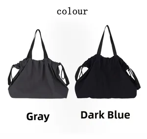 Vista de detalle de bolsos hobo de nailon grandes en colores gris y azul oscuro