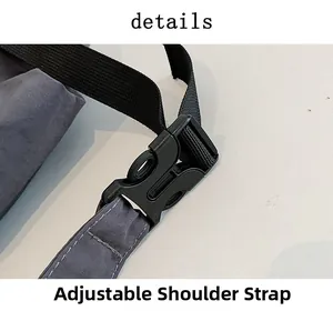 Detalle de la correa de hombro ajustable de nailon negro y hebilla de plástico del bolso hobo