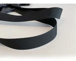 Detalle de la correa de hombro de nailon negro duradero para bolso hobo ligero