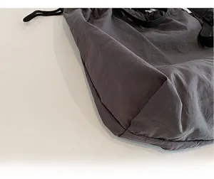 Detalle de las costuras reforzadas en la base de este bolso hobo grande en gris oscuro