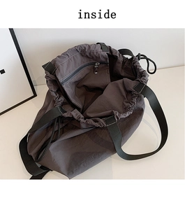 Vista interior del bolso hobo con bolsillo de cremallera y cierre de cordón ajustable