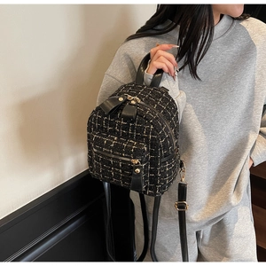 Dettaglio mini zaino in tweed con trama in filo dorato e hardware metallico dorato