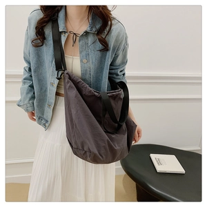 Bolso hobo grande de nailon gris carbón con correa ajustable y detalles de cordón negro