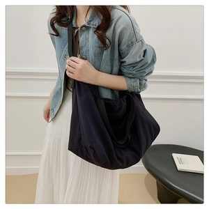 Bolso hobo negro de lona usado por modelo, gran capacidad ideal para el uso diario casual
