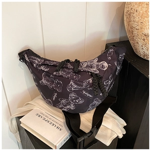 Detailansicht der schwarzen Umhängetasche mit Bärenprint und breitem Nylongurt