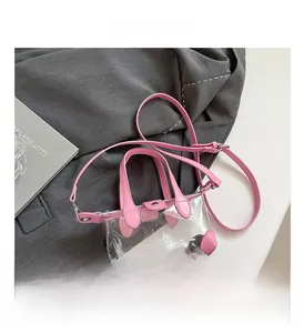 Detailansicht der transparenten PVC-Minitasche mit rosa Lederbesatz und Silberbeschlägen