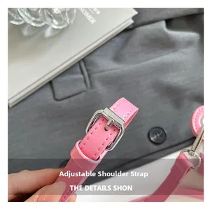 Detail eines verstellbaren rosa Leder-Schultergurts mit Silberschnalle und feiner Naht