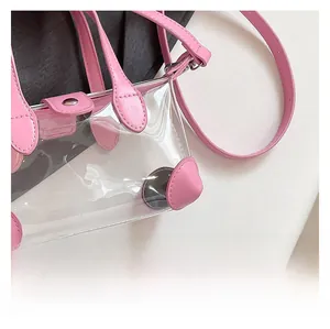 Detailansicht der rosa transparenten PVC-Gelee-Tasche mit Lederbesatz und Metallbeschlägen