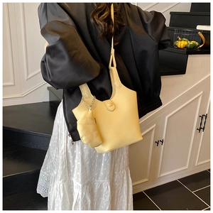 Detail der gelben Leder-Eimertasche mit Lychee-Narbung und einer passenden Innentasche