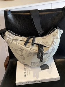 Schicke beige Halbmond-Brusttasche mit Bärenprint und schwarzen Reißverschlüssen auf Leder
