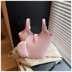 Details der rosa Eimer-Tasche aus Lychee-Leder mit passendem Beutel und Doppelgriffen