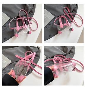 Details der transparenten PVC Tasche mit rosa Lederbesatz und Trageriemen