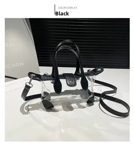 Detail der transparenten PVC-Gelee-Tasche mit schwarzen Ledergriffen und Metallreißverschluss