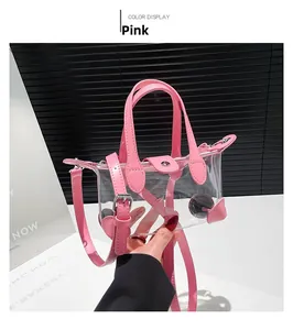 Detaillierte Nahaufnahme einer rosa PVC-Jelly-Bag mit Lederbesatz und Trageriemen
