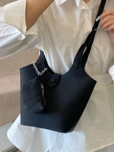 Minimalistische schwarze Eimertasche aus genarbtem Leder mit silbernem Kettenzubehör