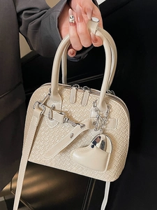 Fashionable off-white woven shell bag with heart charm and detachable shoulder strap