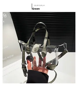 Detail der transparenten PVC Jelly Bag mit Camouflage-Besatz und Schultergurt