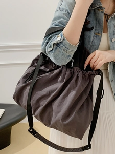 Bolso hobo ligero de nailon gris oscuro para mujer con cordón y correa ajustable