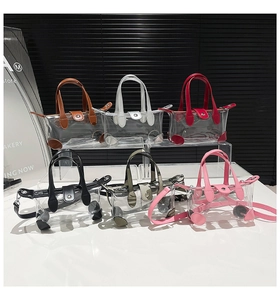 Detailansicht der Mini-PVC-Handtaschen in verschiedenen Farben mit Ledergriffen
