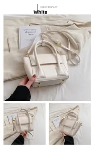 Vues détaillées d'un sac à main en cuir blanc avec pieds métalliques dorés et poignées