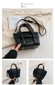 Détails du sac à main en cuir noir avec clous dorés et bandoulière amovible