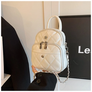 Détail du mini sac blanc matelassé avec bandoulière chaîne et fermoir fleur en métal