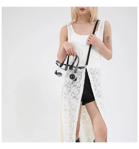Detail der transparenten PVC-Gelee-Tasche mit schwarzen Punkten und Ledergriffen