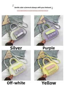 Detailansicht bunter Mini-Boston-Taschen in Silber, Lila, Cremeweiß und Gelb Optionen