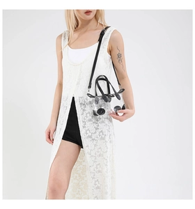 Detail der transparenten PVC-Minitasche mit schwarzen Ledergriffen und verstellbarem Schultergurt
