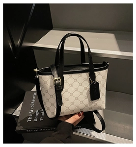 Gros plan du sac à main minimaliste avec motif géométrique et accessoires dorés fins