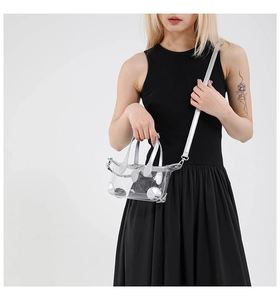 Detail der transparenten PVC-Jelly-Tasche mit silbernem Metallrand und Schultergurt