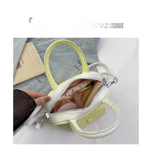 Draufsicht der zweifarbigen Boston Tasche mit Innenraum für Handy und Kosmetik