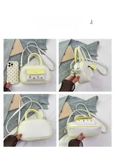 Detailansichten einer Mini-Boston-Tasche in Gelb-Weiß mit Exit-Print und Gurt
