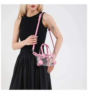 Detail von rosa Ledergriff und transparenter PVC-Naht an der Sommer-Mini-Korbtasche