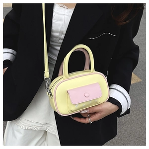 Detailansicht der pink-gelben Boston Bag im Color-Block-Design mit EXIT-Schriftzug