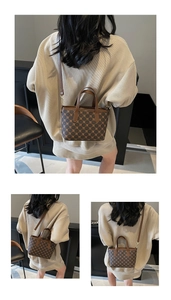 Vue détaillée du mini sac cabas vintage avec monogramme et bandoulière réglable