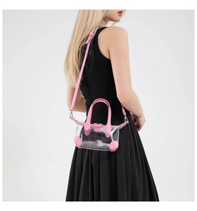 Detailansicht einer transparenten PVC-Miniband mit rosa Lederbesatz am Model