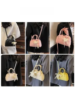 Mini borsa bowling in vari colori con elegante ciondolo a fiocco di perle e pizzo