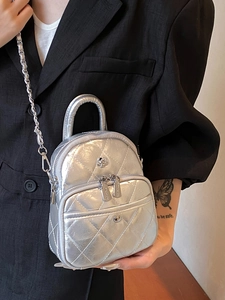 Mini sac à dos matelassé argenté pour femme avec chaîne tendance nouvelle saison 2025