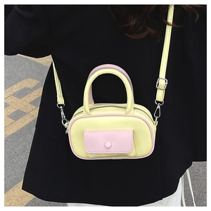 Detailansicht der gelb-rosa Boston-Tasche mit verstellbarem Riemen und Handgriff