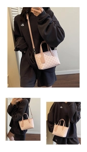 Détails du sac cabas à fleurs rose et blanc porté en bandoulière et à la main