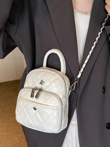 Petit sac à bandoulière matelassé blanc brillant avec chaîne et détail fleur argentée
