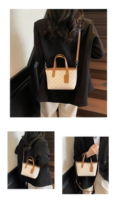 Sac à main matelassé beige avec bordure en cuir marron et bandoulière amovible