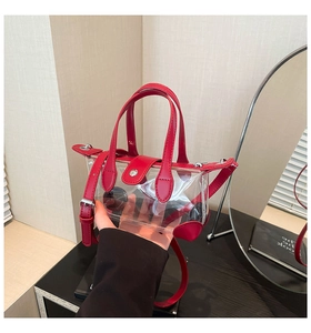 Details der roten Ledergriffe und des silbernen Metallverschlusses an der Jelly Bag