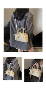 Dettagli della borsa mini beige crema con ciondolo a cuore di perle e fiocco in pizzo