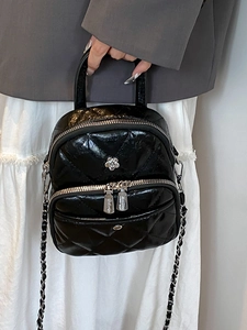 Mini sac bandoulière matelassé en cuir verni noir avec fleur argentée et bandoulière chaîne