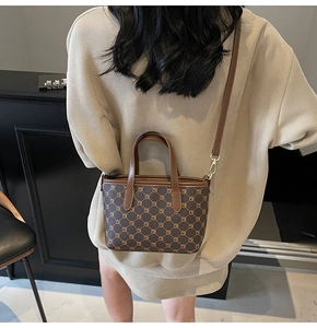 Sac monogramme marron vintage avec bandoulière en cuir porté en travers du corps au dos
