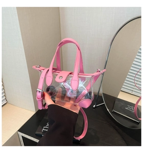 Detailansicht der mini pinkfarbenen transparenten PVC-Tasche mit Umhängeriemen und Schnalle