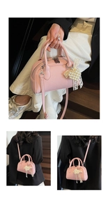 Borsa a tracolla rosa in pelle martellata con elegante ciondolo in perla e pizzo